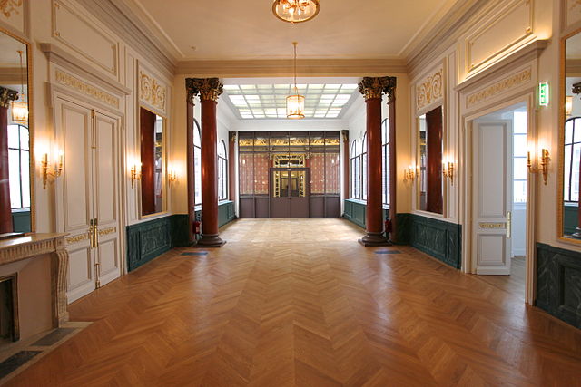 Hôtel de Mercy-Argenteau : vestibule menant à la salle des fêtes