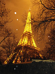 Voir la tour Eiffel la nuit avec rosée