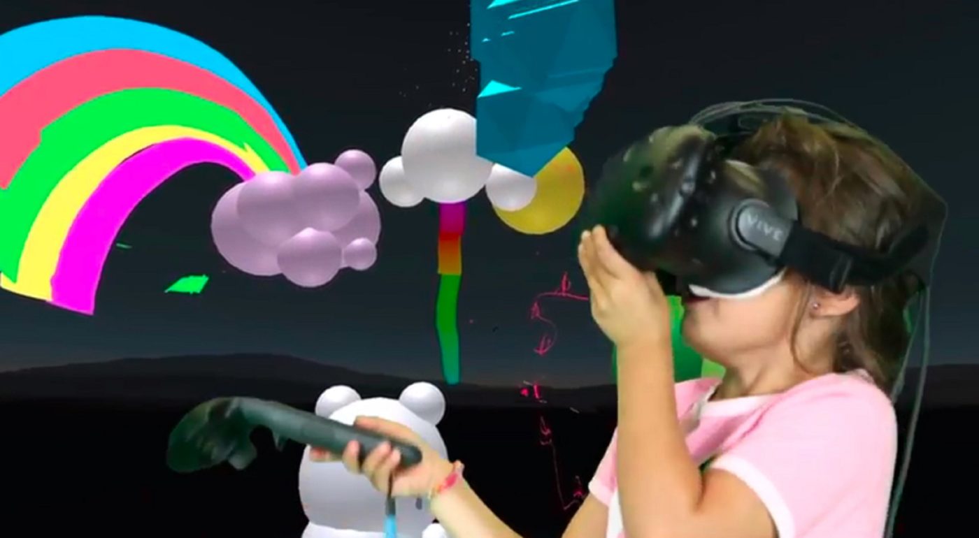 Fillette jouant à A-Painter avec un casque et des manettes de réalité virtuelle